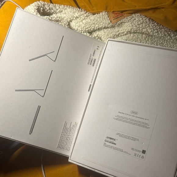 iPad Pro 6th Gen 12.9”inch w keyboard case and folio case. - Picture 6 of 9